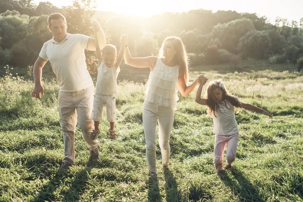 Adult Couple Little Children Having Picnic Park City Family Weekend — Stock Photo, Image