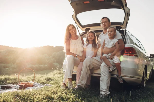 Coppia Adulti Con Loro Bambini Piccoli Che Fanno Picnic Nel — Foto Stock