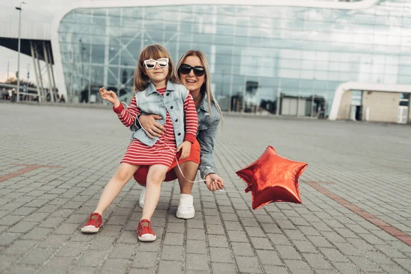 Krásná Mladá Matka Malým Stylovým Dcerou Chodí Přes Město — Stock fotografie