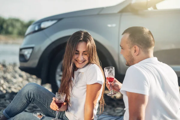 Pareja Feliz Viajero Picnic Atardecer Con Coche Suv —  Fotos de Stock