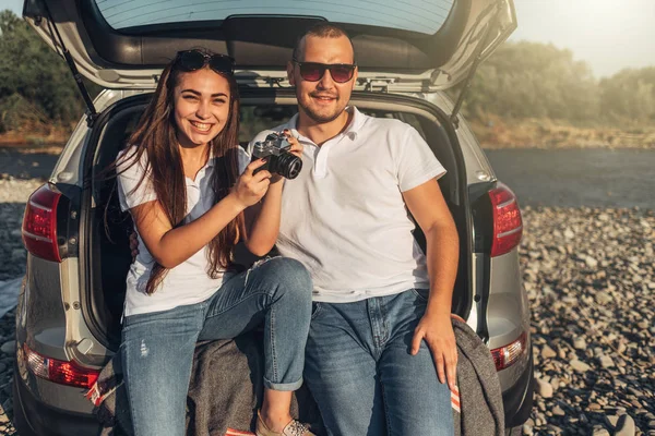 Pareja Feliz Viaje Por Carretera Atardecer Suv Car —  Fotos de Stock