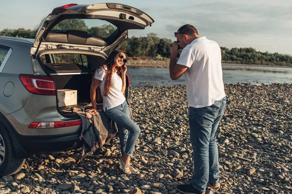 Pareja Feliz Viaje Por Carretera Atardecer Suv Car —  Fotos de Stock