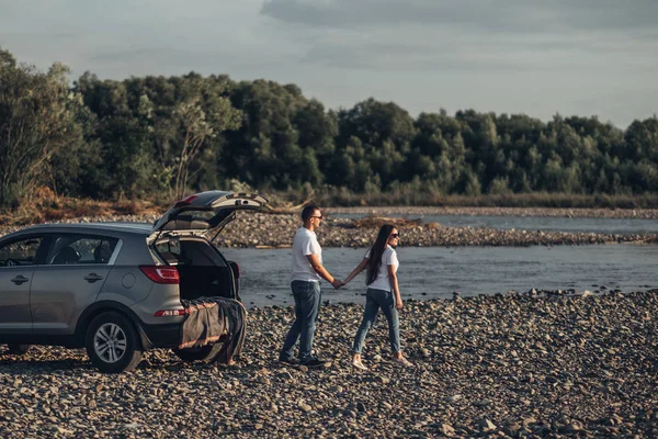 Szczęśliwa Para Roadtrip Zachodu Słońca Samochód Suv — Zdjęcie stockowe