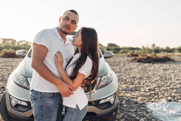 Gelukkige Paar Roadtrip Naar Zonsondergang Suv Auto — Stockfoto