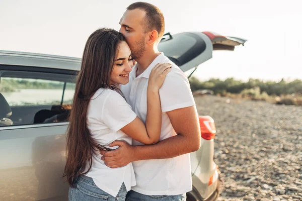 Gelukkige Paar Roadtrip Naar Zonsondergang Suv Auto — Stockfoto