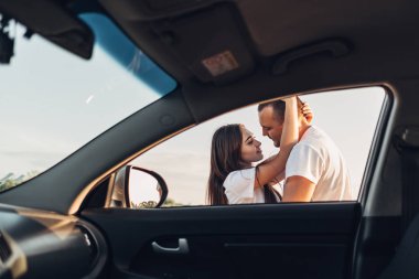 Mutlu çift Roadtrip Suv arabada batımına üzerinde