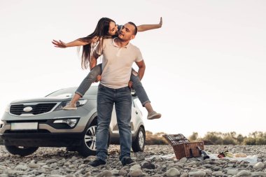 Mutlu çift Roadtrip Suv arabada batımına üzerinde