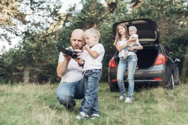 Piknik ormanda, Aile hafta sonu kavramı, dört kişi yaz zevk küçük çocukları ile birlikte genç çift