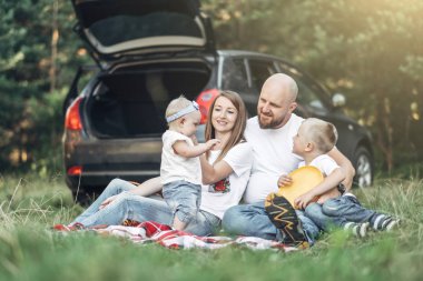 Piknik ormanda, Aile hafta sonu kavramı, dört kişi yaz zevk küçük çocukları ile birlikte genç çift