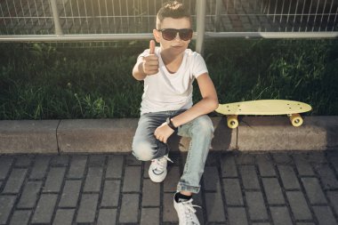 Beyaz gömlekli patenci çocuk portresi