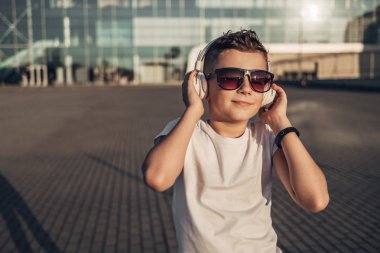 Açık havada Withe kulaklıklarla müzik dinlemek çocuk portresi