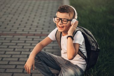 Açık havada Withe kulaklıklarla müzik dinlemek çocuk portresi