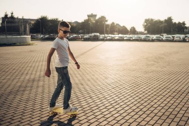 Beyaz gömlekli patenci çocuk portresi