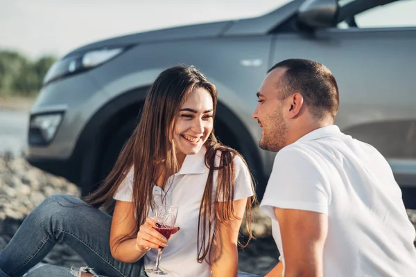 Pareja Feliz Viajero Picnic Atardecer Con Coche Suv —  Fotos de Stock