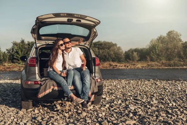 Couple Heureux Sur Route Dans Coucher Soleil Dans Voiture Suv — Photo