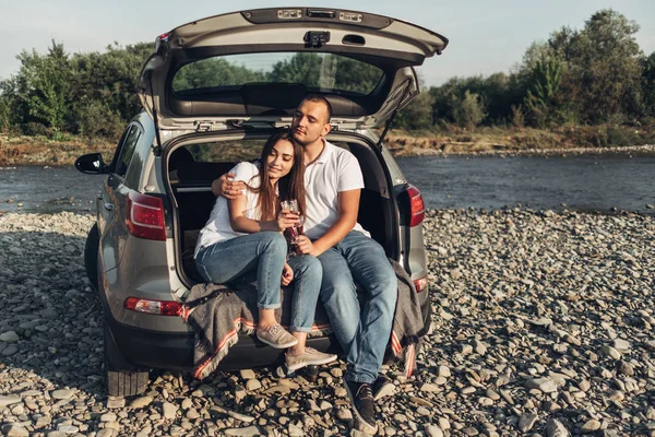 Couple Heureux Sur Route Dans Coucher Soleil Dans Voiture Suv — Photo