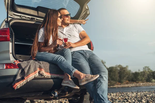 Couple Heureux Sur Route Dans Coucher Soleil Dans Voiture Suv — Photo