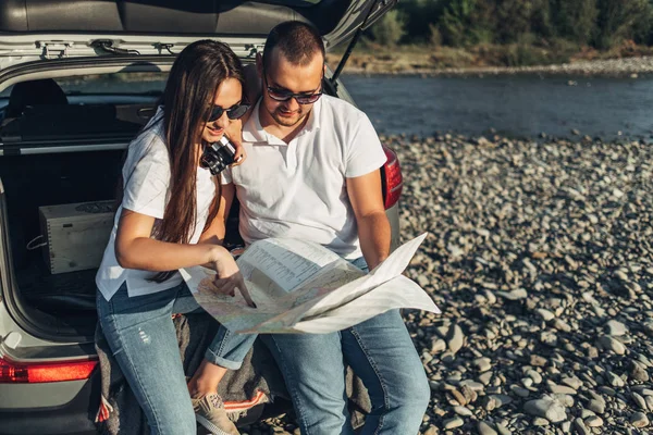 Glückliches Paar Auf Roadtrip Den Sonnenuntergang Geländewagen — Stockfoto