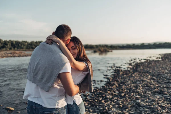 Coppia Felice Sul Fiume Nel Tramonto — Foto Stock