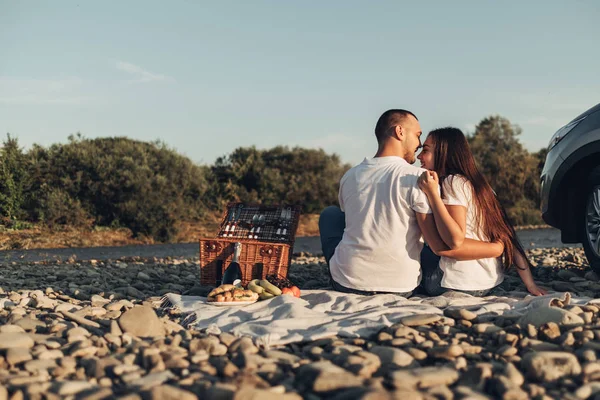 Gelukkig Reiziger Paar Picknick Zonsondergang Met Suv Auto — Stockfoto