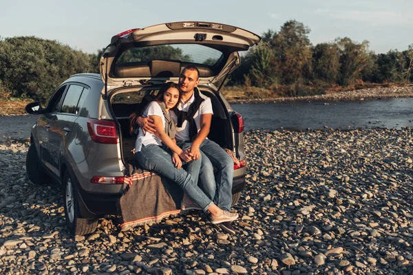 Pareja Feliz Viaje Por Carretera Atardecer Suv Car —  Fotos de Stock