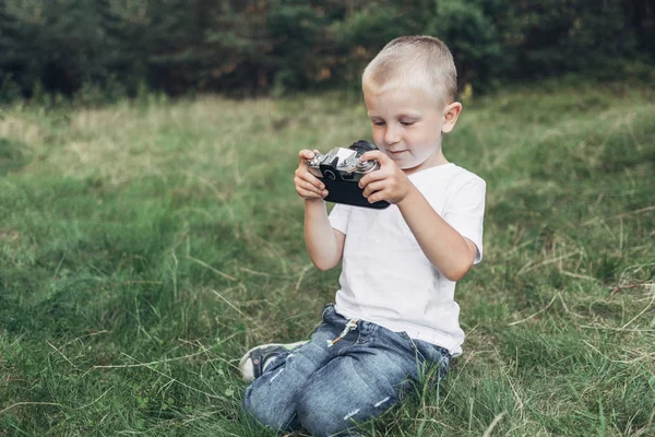 Портрет Счастливого Маленького Мальчика — стоковое фото