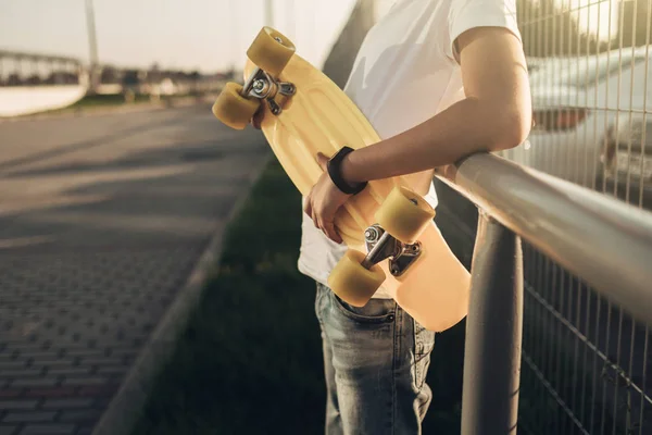 Cara Bonito Com Skate Mão — Fotografia de Stock