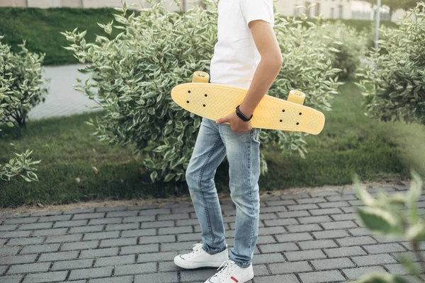 Χαριτωμένο Άντρας Skateboard Στο Χέρι — Φωτογραφία Αρχείου