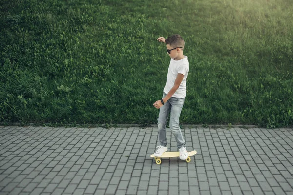 Retrato Skater Boy Camisa Branca — Fotografia de Stock