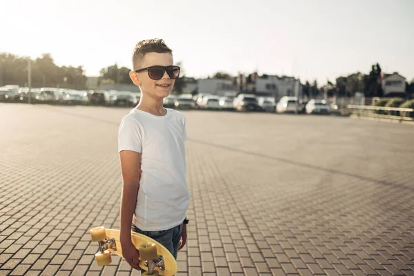 Χαριτωμένο Άντρας Skateboard Στο Χέρι — Φωτογραφία Αρχείου