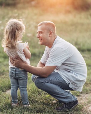 Mutlu baba ve eğleniyor, güneşli yaz zevk kız