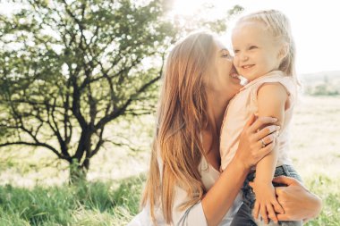 Mutlu anne ve eğleniyor, güneşli yaz zevk kızı