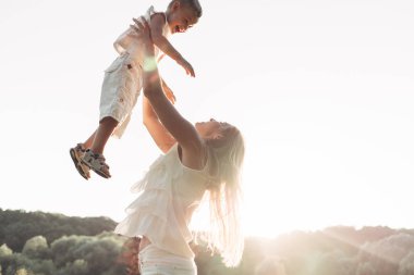 Mutlu anne ve eğleniyor, güneşli yaz zevk oğlu