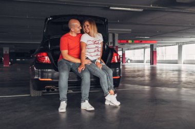 Güzel mutlu çift eğlenceli birlikte park yerlerinde var