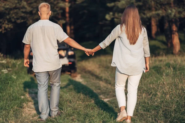 Buiten Schot Van Jonge Paar Verliefd — Stockfoto