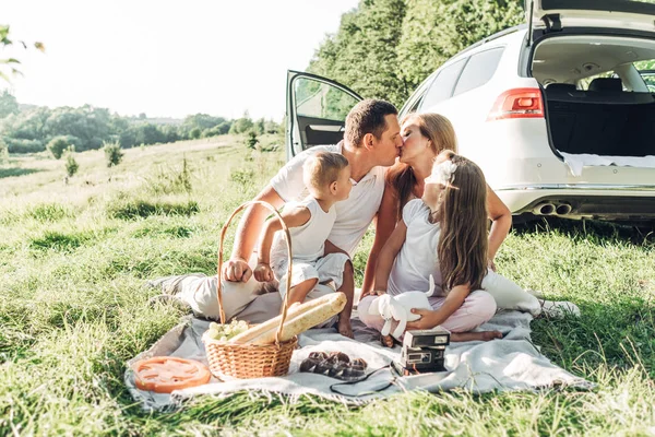 パーク外市 家族の週末の概念 人を楽しんで夏のピクニックを持つ小さな子供たちと大人のカップル — ストック写真