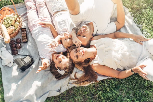 Volwassen Koppel Dat Met Hun Kleine Kinderen Hebben Picnic Het — Stockfoto