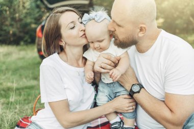 Aşık genç aile açık atış