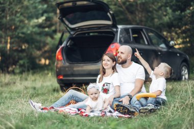 Piknik ormanda, Aile hafta sonu kavramı, dört kişi yaz zevk küçük çocukları ile birlikte genç çift