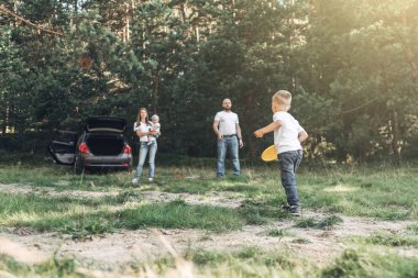 Piknik ormanda, Aile hafta sonu kavramı, dört kişi yaz zevk küçük çocukları ile birlikte genç çift
