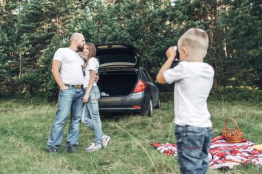 Aşık genç aile açık atış