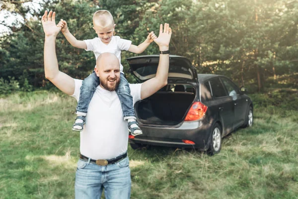 Glücklicher Vater Und Sohn Haben Spaß Genießen Den Sonnigen Sommer — Stockfoto