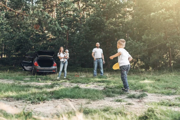 Piknik ormanda, Aile hafta sonu kavramı, dört kişi yaz zevk küçük çocukları ile birlikte genç çift