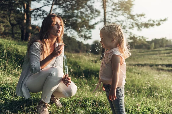 Glückliche Mutter Und Tochter Haben Spaß Genießen Den Sonnigen Sommer — Stockfoto
