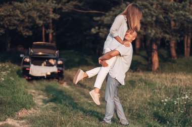 Aşık genç çiftin açık atış