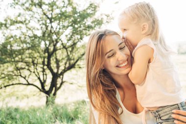 Mutlu anne ve eğleniyor, güneşli yaz zevk kızı