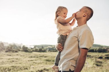Mutlu baba ve eğleniyor, güneşli yaz zevk kız
