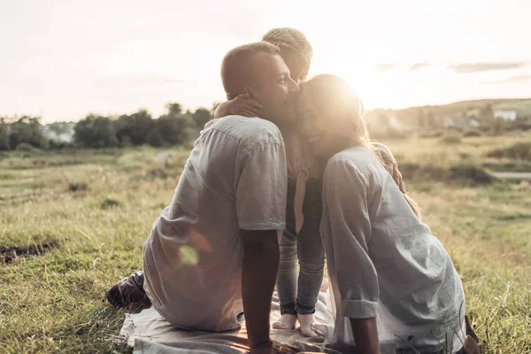 Unga Vuxna Par Med Deras Lilla Dotter Kul Parken Utanför — Stockfoto