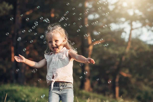 Mutlu küçük kız portresi