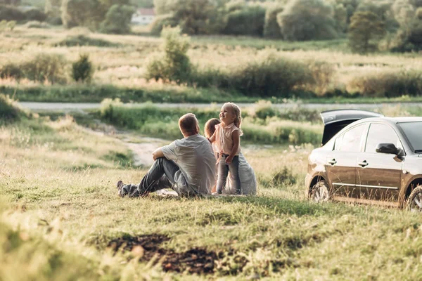 Couple Jeunes Adultes Avec Leur Petite Fille Amusant Dans Parc — Photo